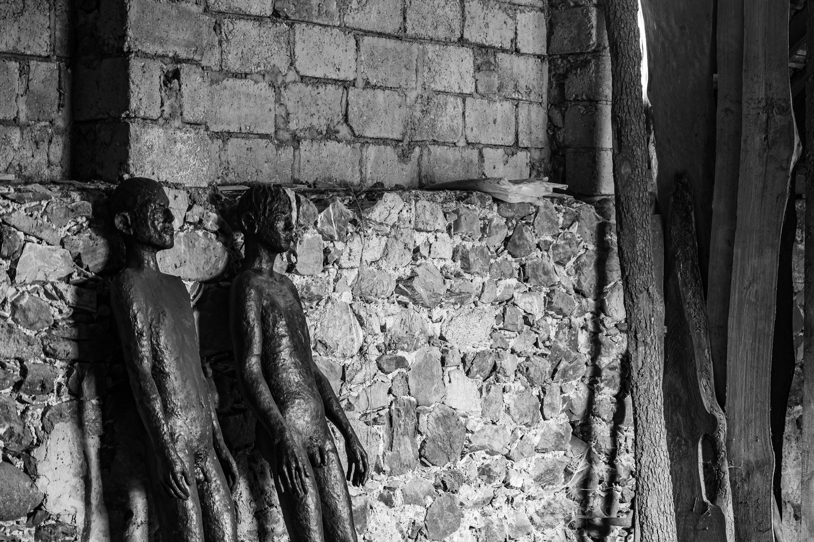 Les hommes exposés l'été 2024 à l'Ouort hibernent à l'abri des intempéries dans une grange champsaurine.