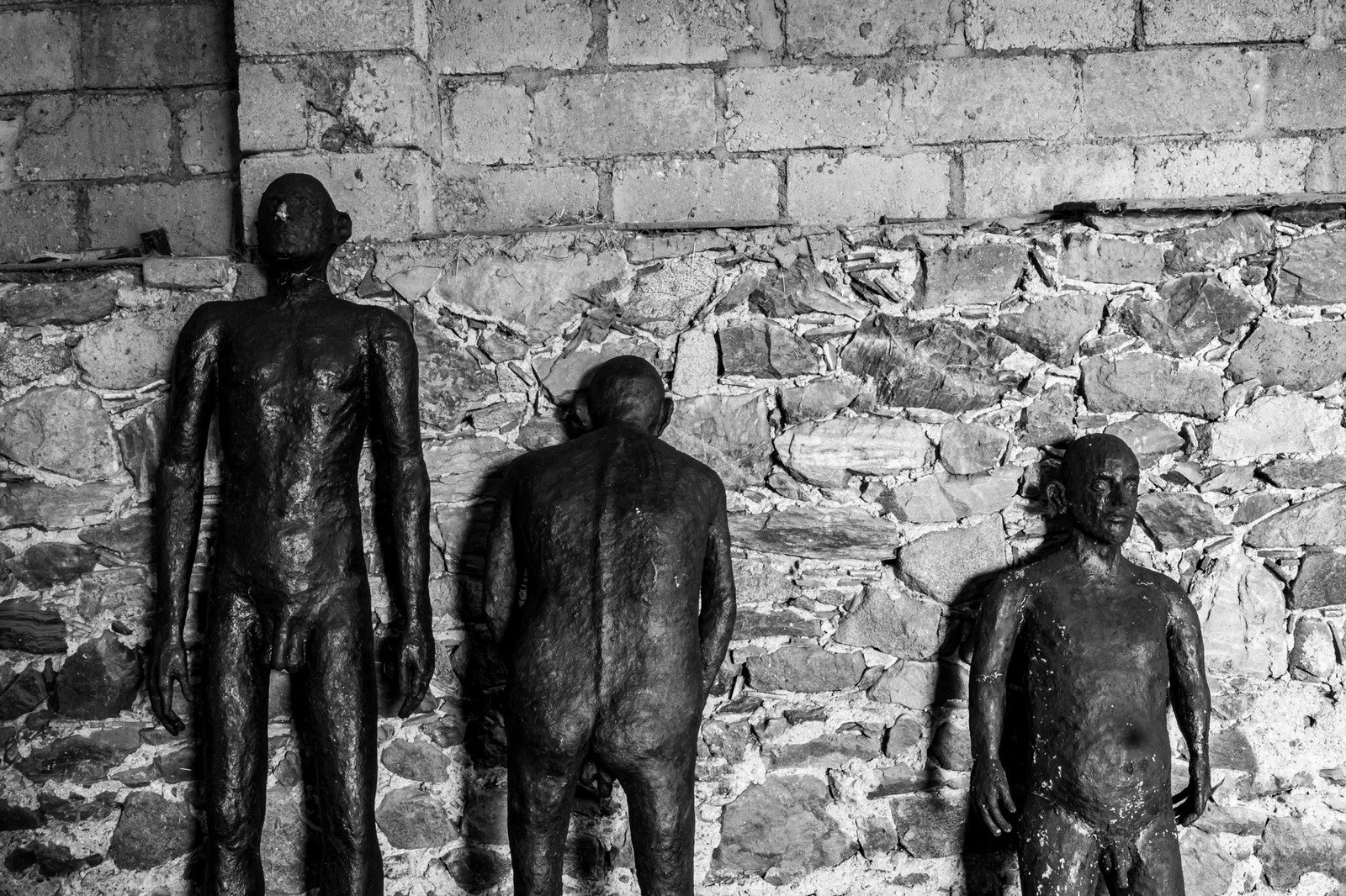 Les hommes exposés l'été 2024 à l'Ouort hibernent à l'abri des intempéries dans une grange champsaurine.