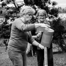 Avec des boites de conserves...