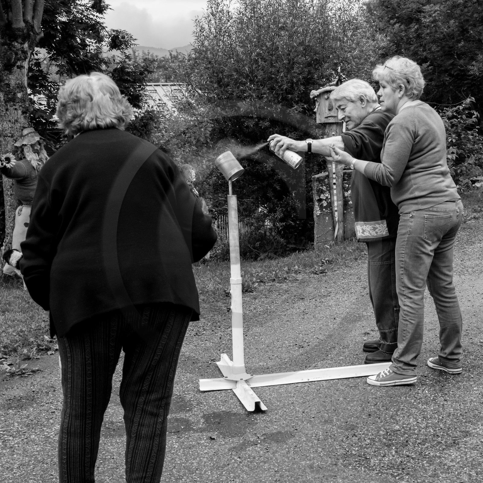 Avec des boites de conserves...