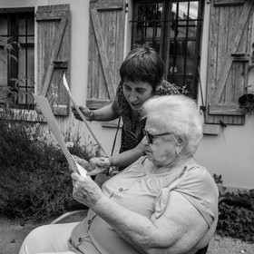 28 août 2024 : A la Maison de la Botanique du Noyer en Champsaur. Visite de l'exposition L comme laine, lien, lieu. Lectures par Les Colporteurs. Collages sur les photographies de Denis Lebioda