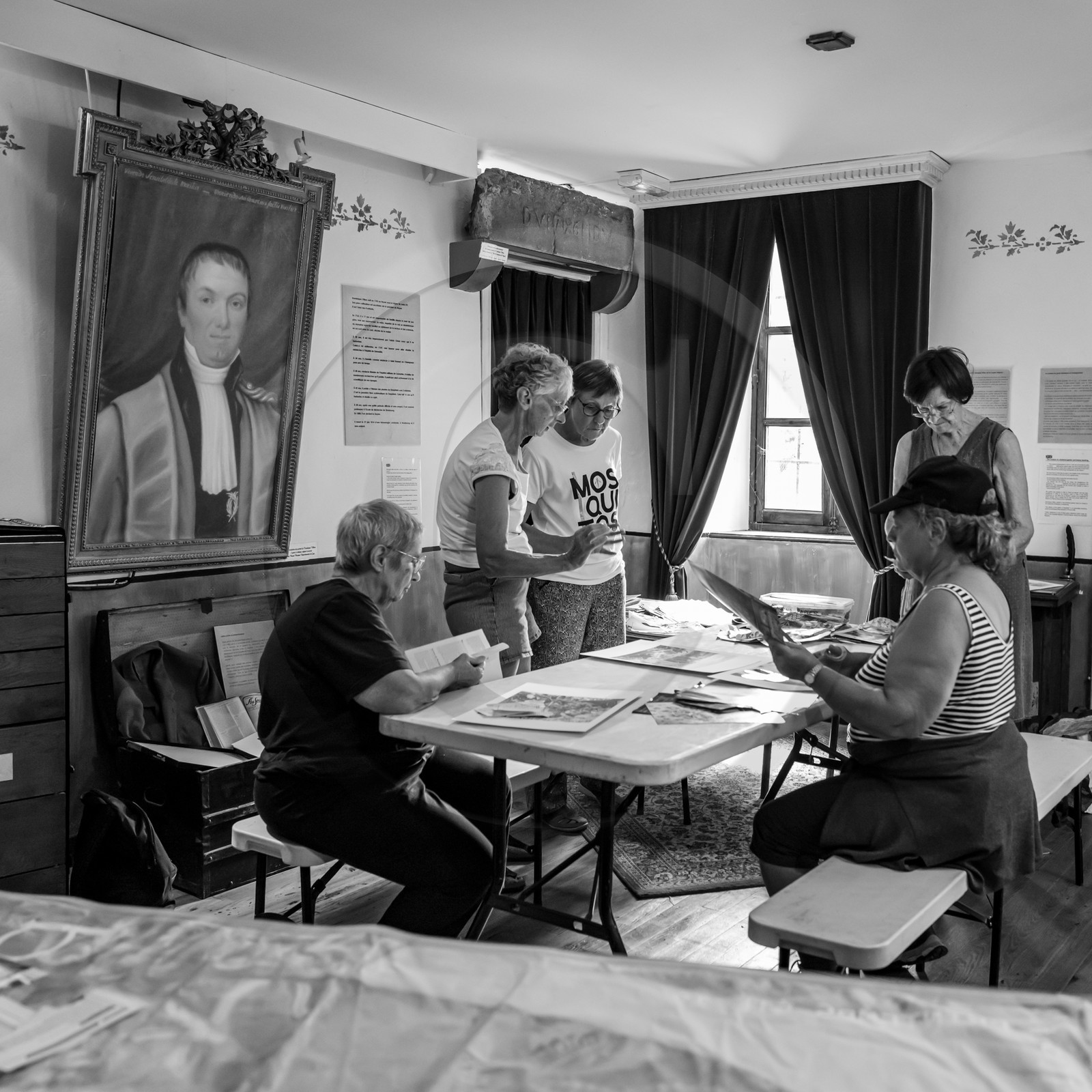 28 août 2024 : A la Maison de la Botanique du Noyer en Champsaur. Visite de l'exposition L comme laine, lien, lieu. Lectures par Les Colporteurs. Collages sur les photographies de Denis Lebioda