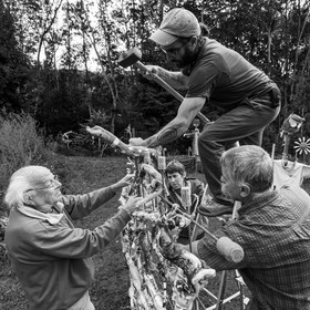21 août 2019 : installation d'une oeuvre en bois flotté