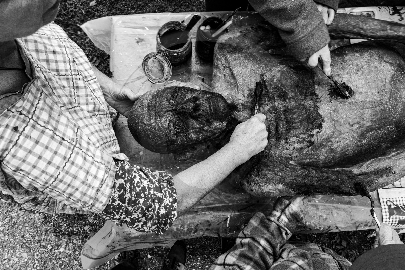 Création de l'homme de l'Ouort Marcel Joli Coeur : pose d'un enduit noir