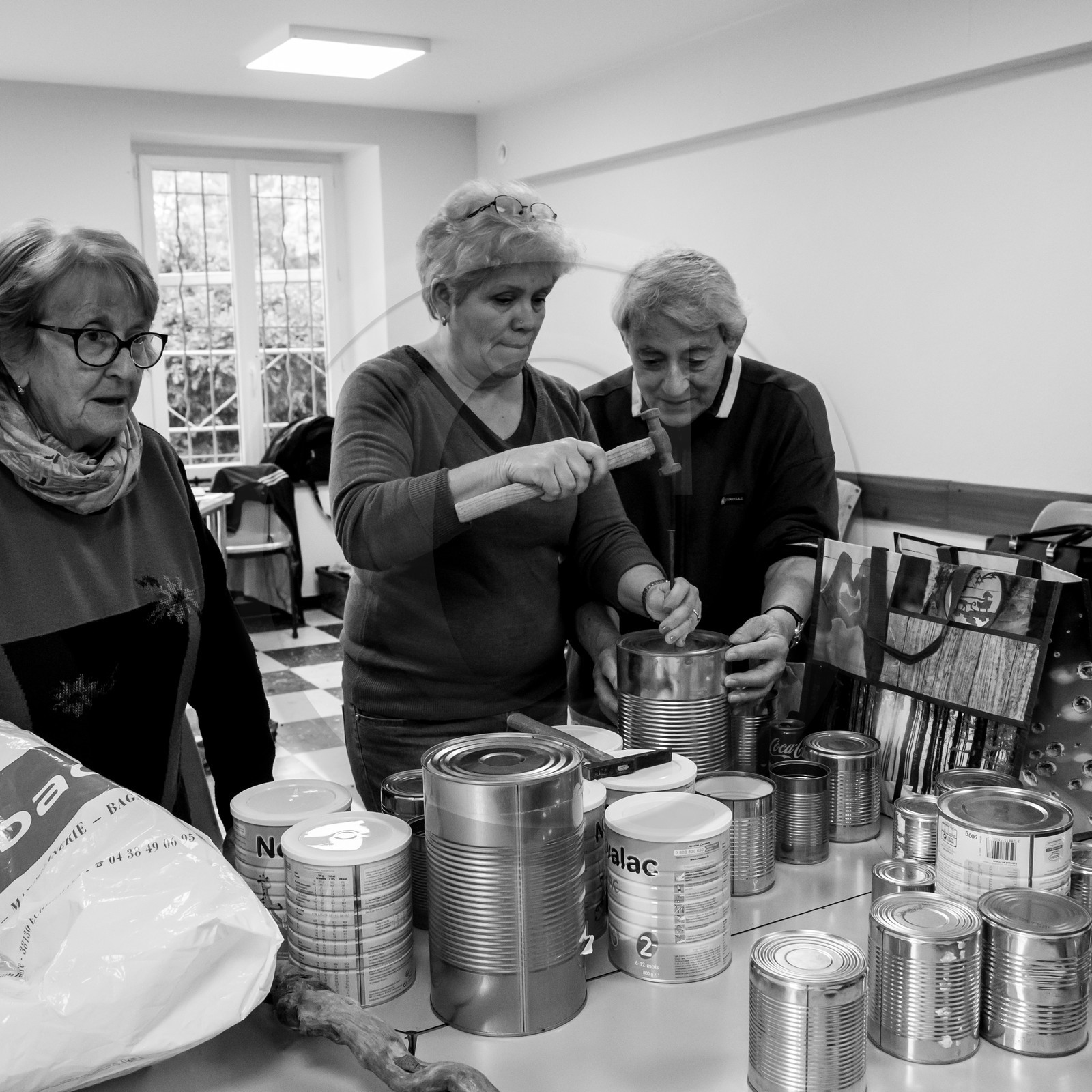 Avec des boites de conserves...