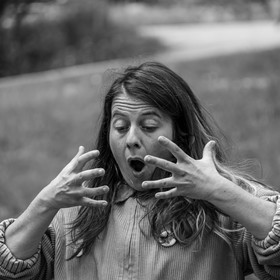 08 mai 2024 : Jeanne Alcaraz, cheffe de choeur, de retour à l'Ouort après la belle aventure 2023 où elle avait animé une chorale participative.