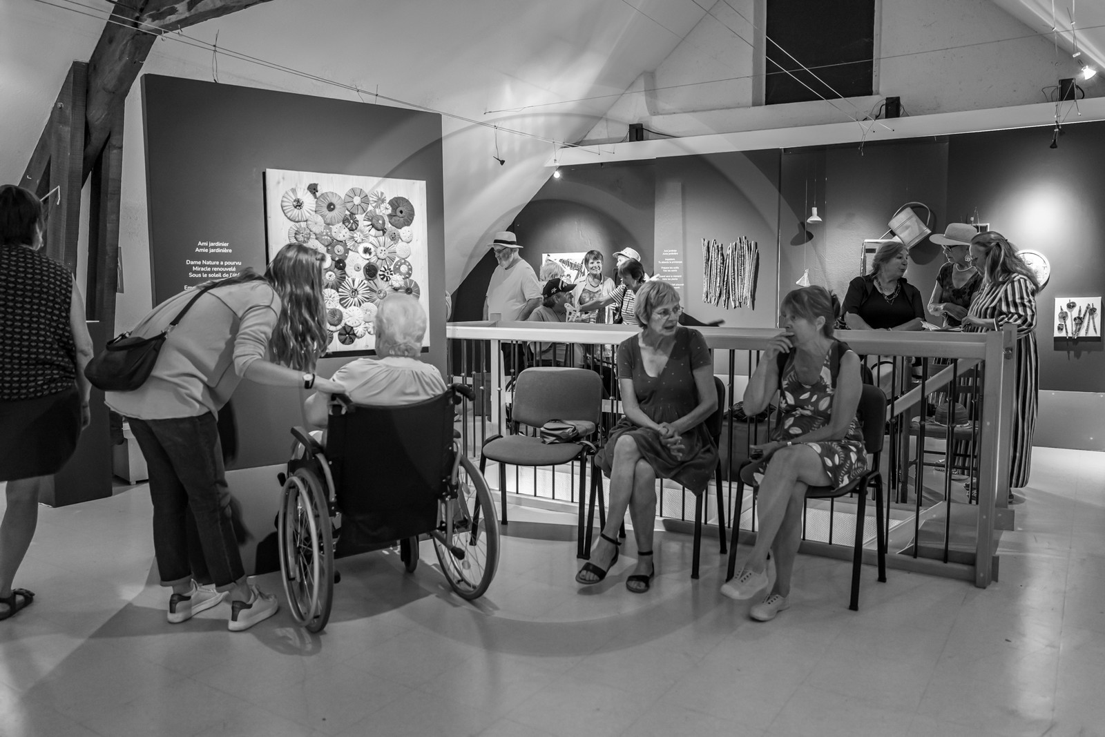 28 août 2024 : A la Maison de la Botanique du Noyer en Champsaur. Visite de l'exposition L comme laine, lien, lieu. Lectures par Les Colporteurs. Collages sur les photographies de Denis Lebioda