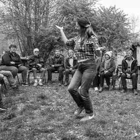 08 mai 2024 : Jeanne Alcaraz, cheffe de choeur, de retour à l'Ouort après la belle aventure 2023 où elle avait animé une chorale participative.