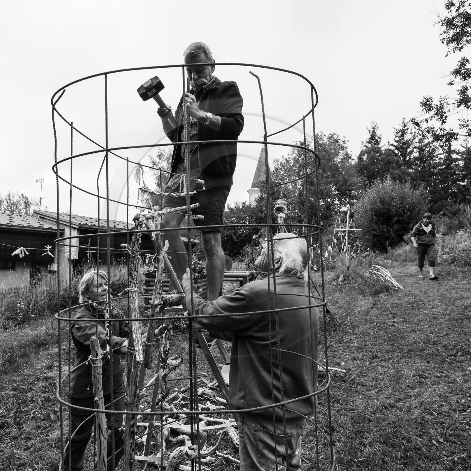21 août 2019 : installation d'une oeuvre en bois flotté