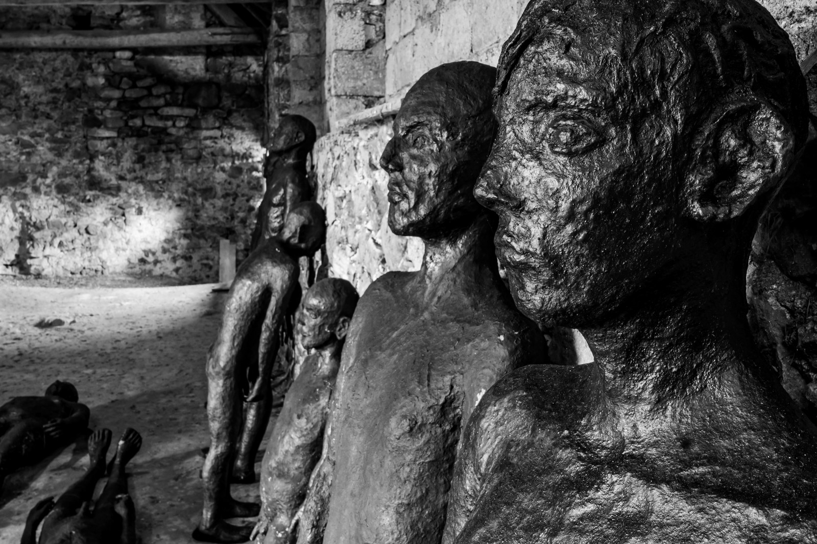 Les hommes exposés l'été 2024 à l'Ouort hibernent à l'abri des intempéries dans une grange champsaurine.