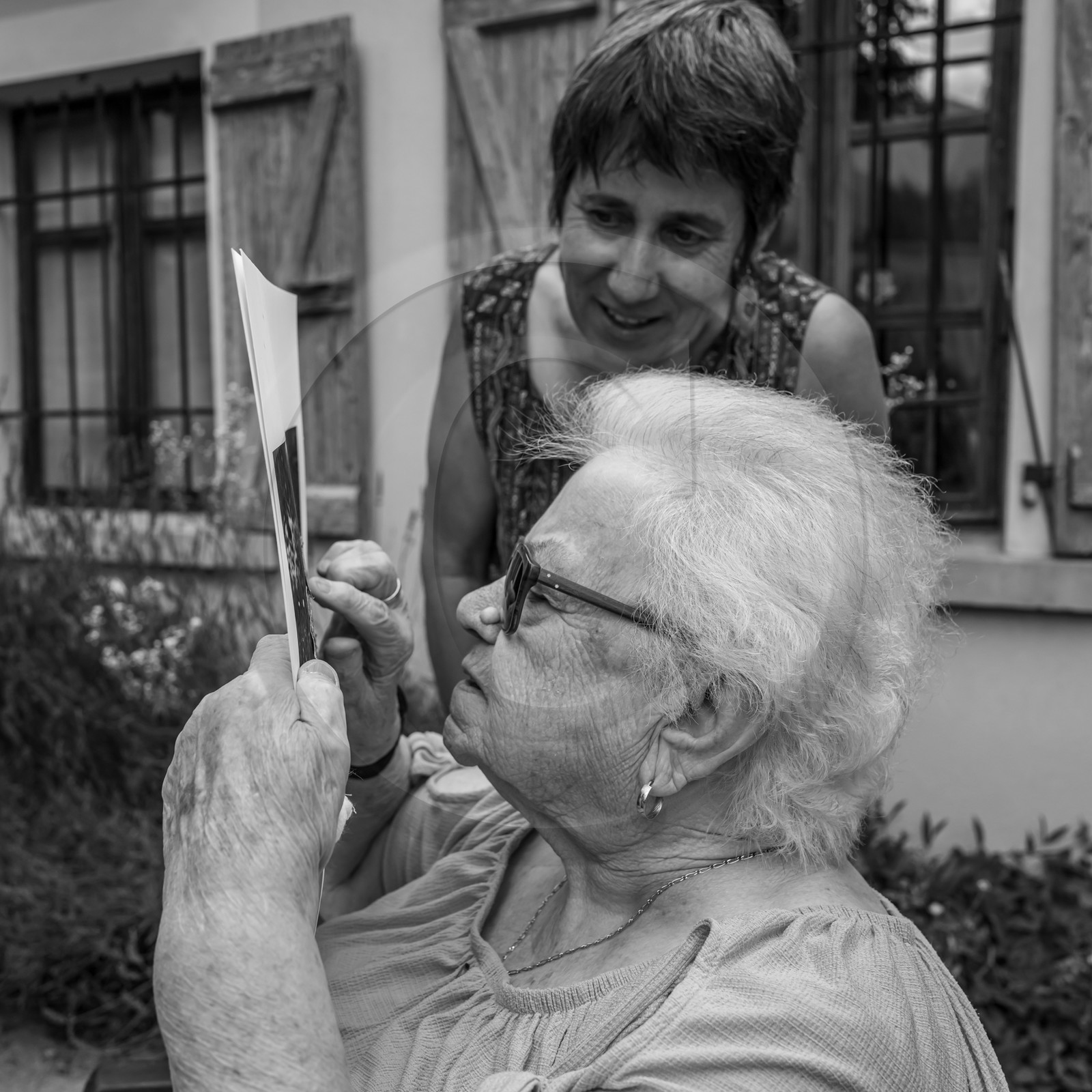 28 août 2024 : A la Maison de la Botanique du Noyer en Champsaur. Visite de l'exposition L comme laine, lien, lieu. Lectures par Les Colporteurs. Collages sur les photographies de Denis Lebioda