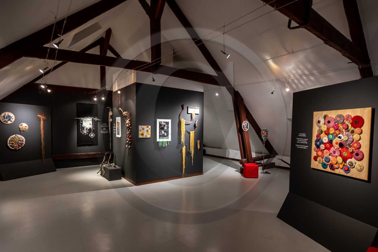 Exposition L comme laine, lien, lieu conçue par l'Ouort de Benevènt, sous la houlette de Claudine Meyer, artiste plasticienne, accompagnée de photographies de Denis Lebioda. Une proposition de la Communauté de Communes du Champsaur - Valgaudemar et de son service culturel.