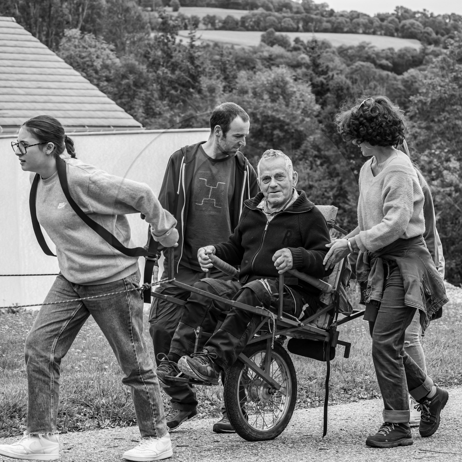 25 septembre 2024 : Promenade en joelette avec Bruno, accompagnateur en montagne et des élèves du lycée Sévigné de Gap