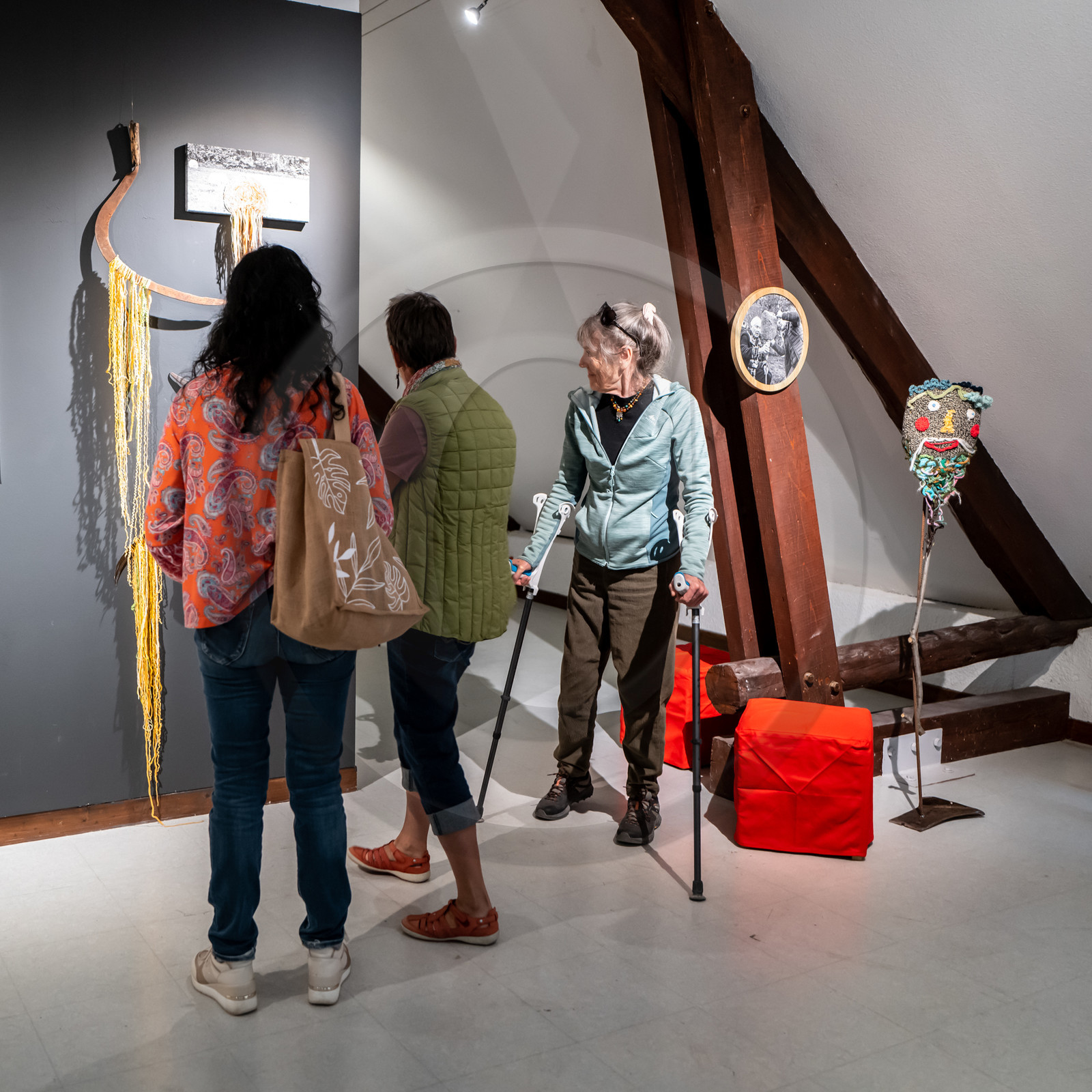 Exposition L comme laine, lien, lieu conçue par l'Ouort de Benevènt, sous la houlette de Claudine Meyer, artiste plasticienne, accompagnée de photographies de Denis Lebioda. Une proposition de la Communauté de Communes du Champsaur - Valgaudemar et de son service culturel.
