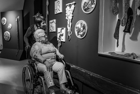 28 août 2024 : A la Maison de la Botanique du Noyer en Champsaur. Visite de l'exposition L comme laine, lien, lieu. Lectures par Les Colporteurs. Collages sur les photographies de Denis Lebioda