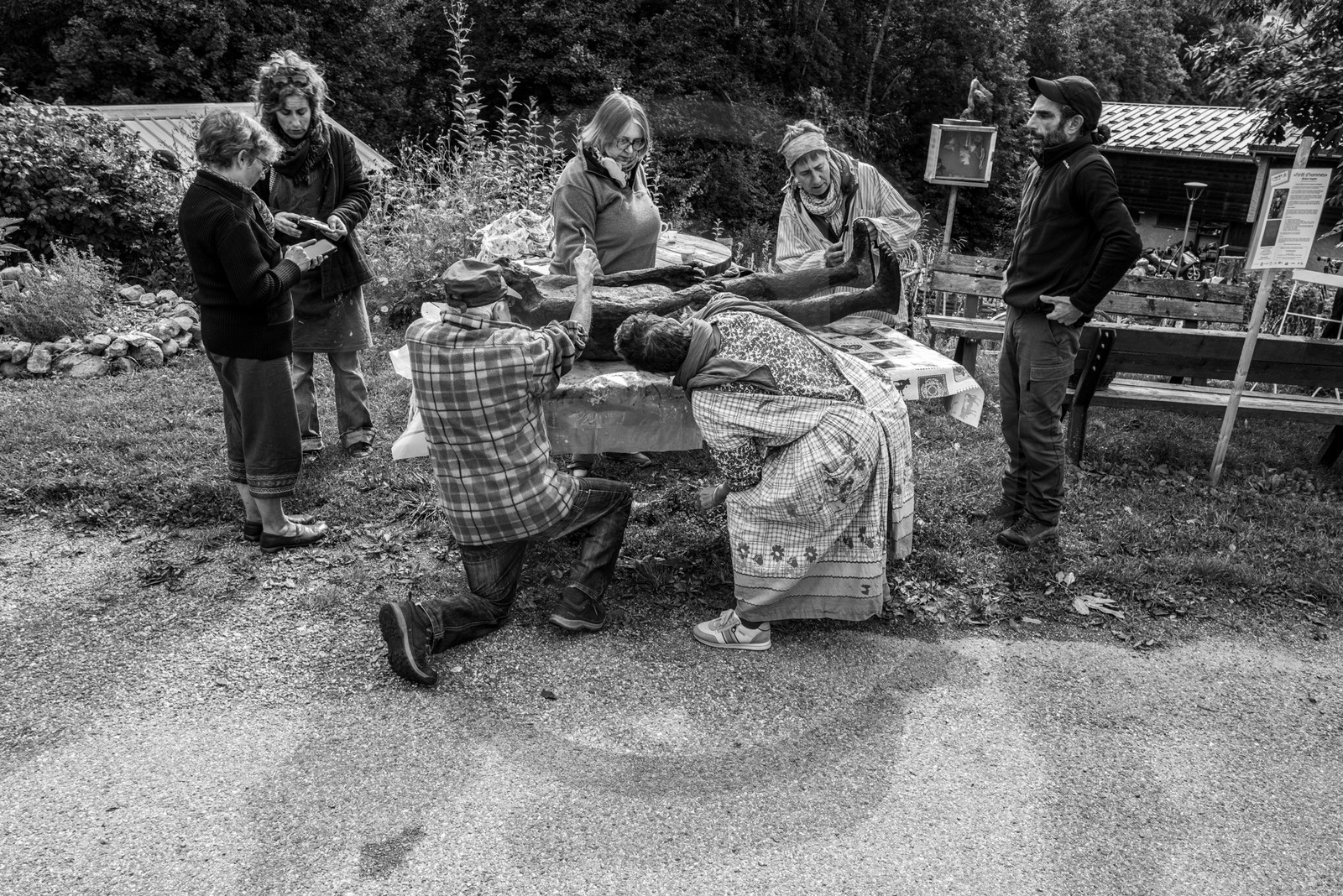 Création de l'homme de l'Ouort Marcel Joli Coeur : pose d'un enduit noir