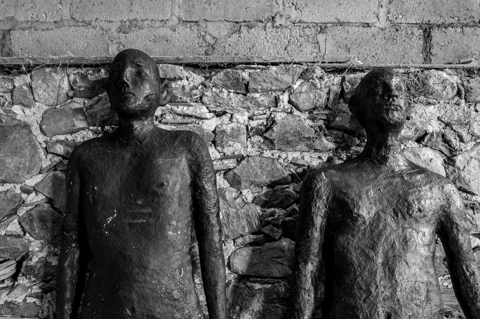 Les hommes exposés l'été 2024 à l'Ouort hibernent à l'abri des intempéries dans une grange champsaurine.