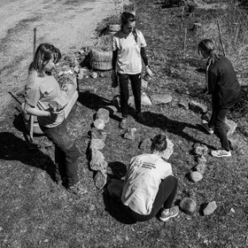 20 mars 2024 : Création d'une spirale aromatique par des bénévoles d'Unicités en Service Civique