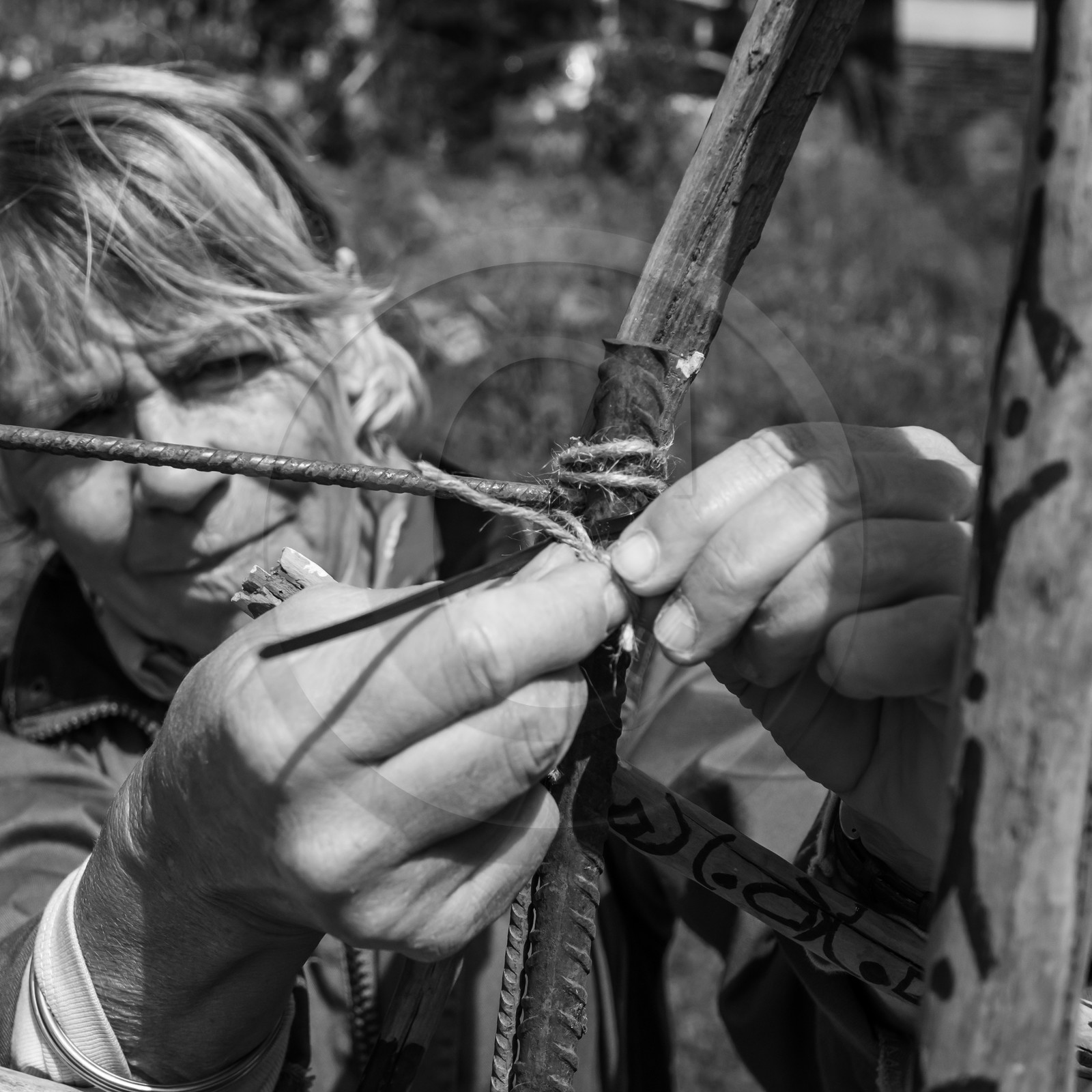 21 août 2019 : installation d'une oeuvre en bois flotté