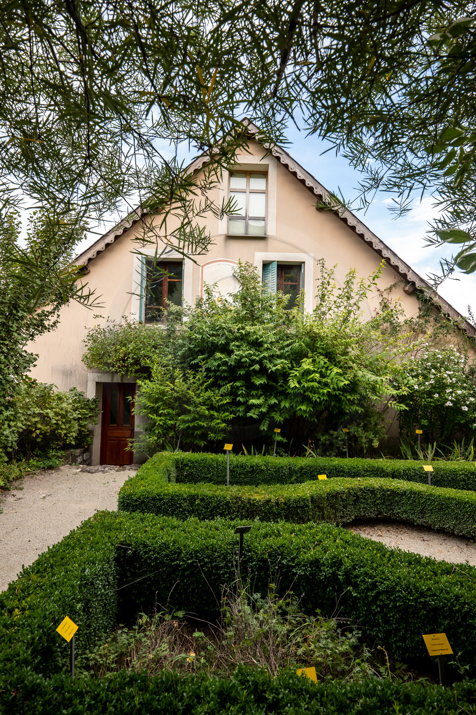 Exposition L comme laine, lien, lieu conçue par l'Ouort de Benevènt, sous la houlette de Claudine Meyer, artiste plasticienne, accompagnée de photographies de Denis Lebioda. Une proposition de la Communauté de Communes du Champsaur - Valgaudemar et de son service culturel.