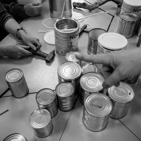 Avec des boites de conserves...