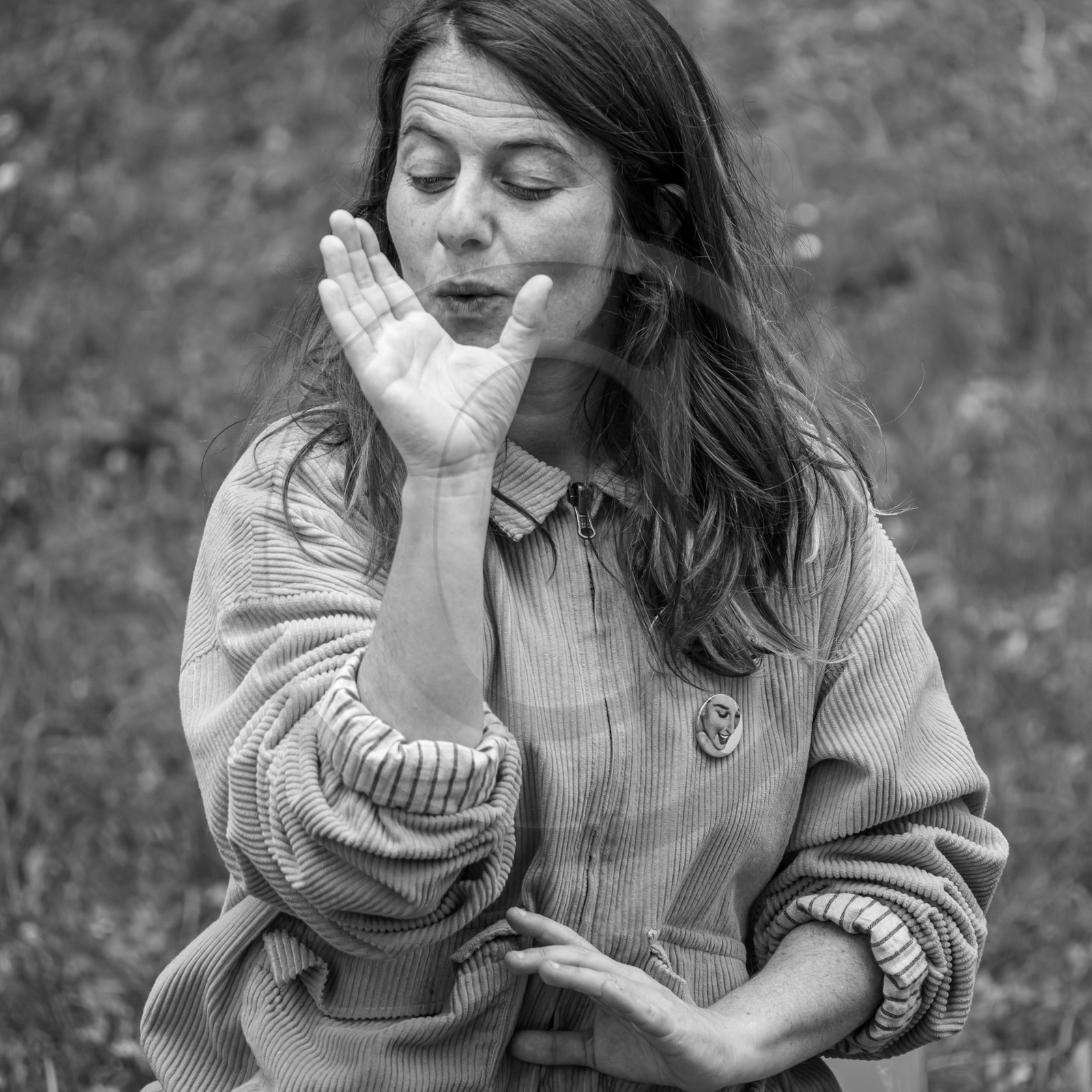 08 mai 2024 : Jeanne Alcaraz, cheffe de choeur, de retour à l'Ouort après la belle aventure 2023 où elle avait animé une chorale participative.