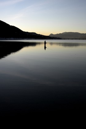 Pécheur au bord du lac de Serre-Ponçon (Hautes-Alpes   France)