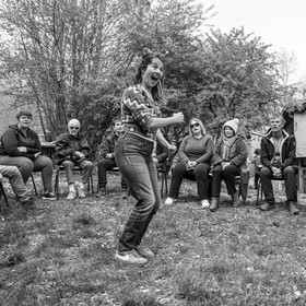 08 mai 2024 : Jeanne Alcaraz, cheffe de choeur, de retour à l'Ouort après la belle aventure 2023 où elle avait animé une chorale participative.
