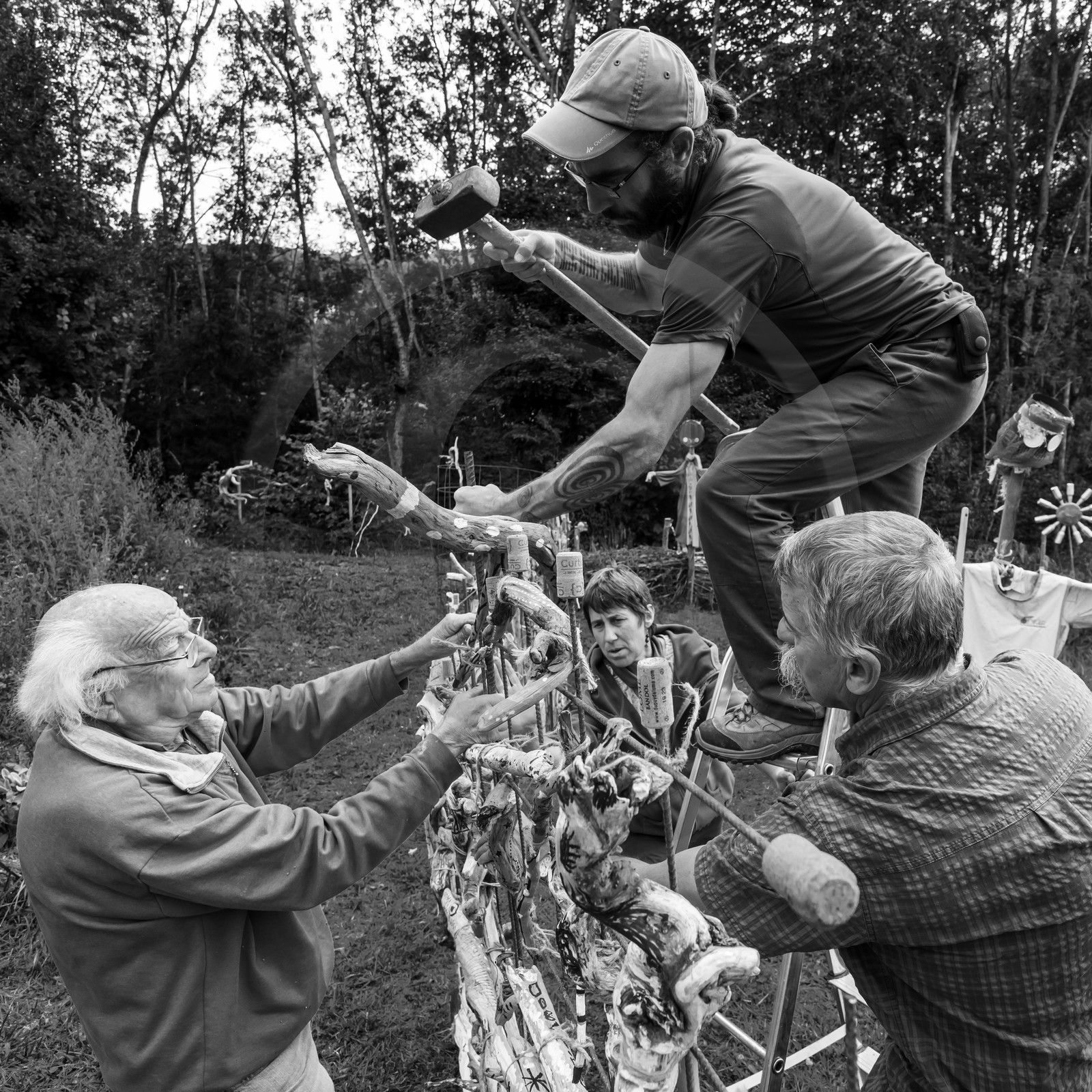 21 août 2019 : installation d'une oeuvre en bois flotté