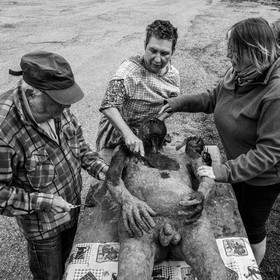 Création de l'homme de l'Ouort Marcel Joli Coeur : pose d'un enduit noir