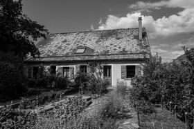 28 août 2024 : A la Maison de la Botanique du Noyer en Champsaur. Visite de l'exposition L comme laine, lien, lieu. Lectures par Les Colporteurs. Collages sur les photographies de Denis Lebioda