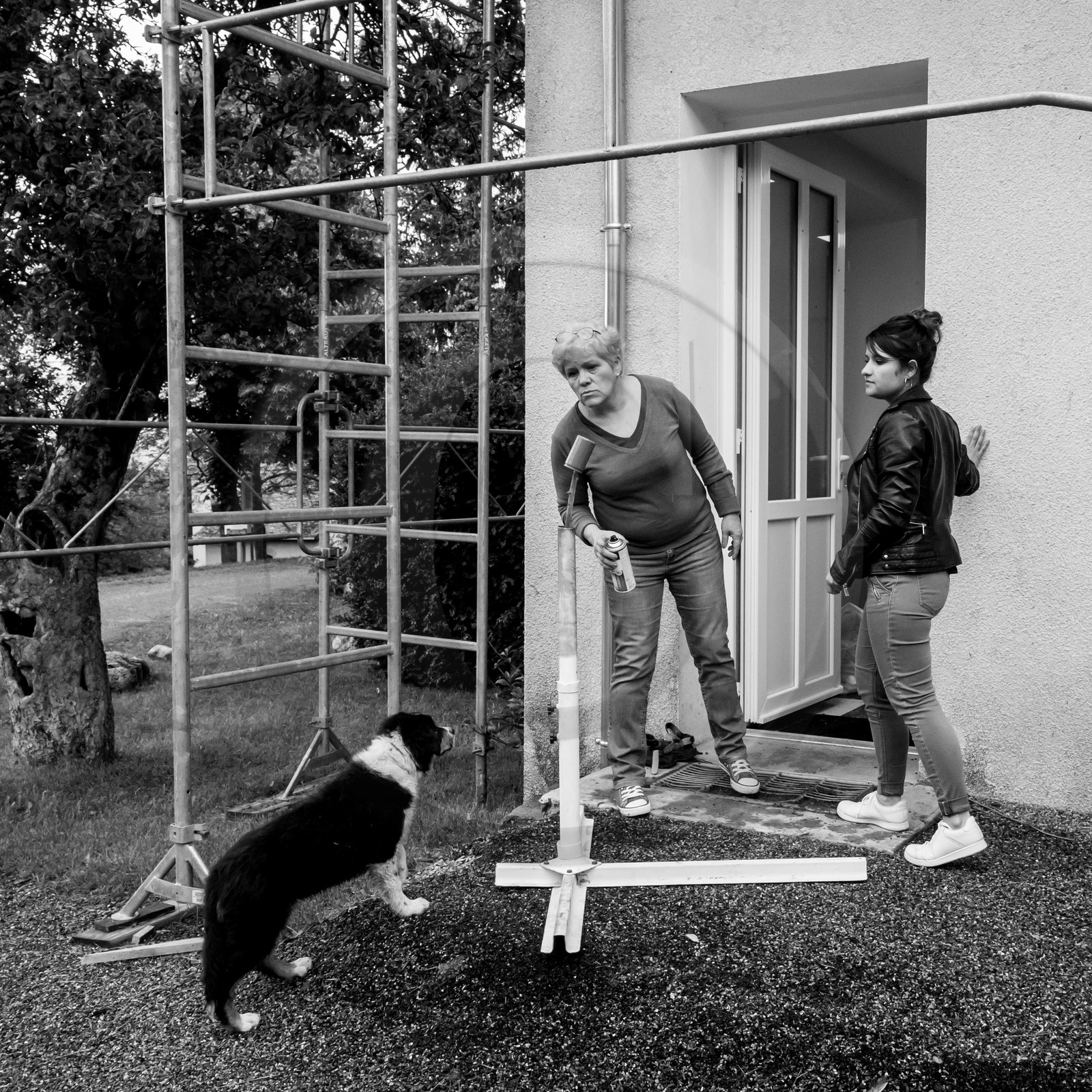 Avec des boites de conserves...