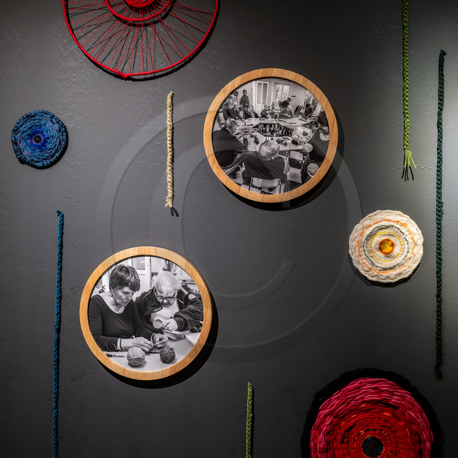 Exposition L comme laine, lien, lieu conçue par l'Ouort de Benevènt, sous la houlette de Claudine Meyer, artiste plasticienne, accompagnée de photographies de Denis Lebioda. Une proposition de la Communauté de Communes du Champsaur - Valgaudemar et de son service culturel.