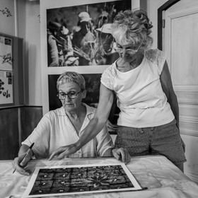 28 août 2024 : A la Maison de la Botanique du Noyer en Champsaur. Visite de l'exposition L comme laine, lien, lieu. Lectures par Les Colporteurs. Collages sur les photographies de Denis Lebioda