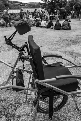 25 septembre 2024 : Promenade en joelette avec Bruno, accompagnateur en montagne et des élèves du lycée Sévigné de Gap