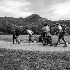 25 septembre 2024 : Promenade en joelette avec Bruno, accompagnateur en montagne et des élèves du lycée Sévigné de Gap