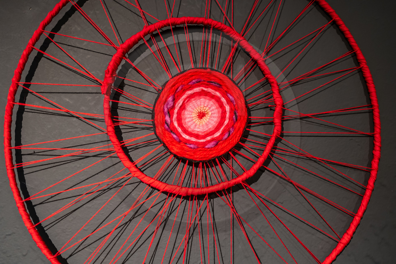 Exposition L comme laine, lien, lieu conçue par l'Ouort de Benevènt, sous la houlette de Claudine Meyer, artiste plasticienne, accompagnée de photographies de Denis Lebioda. Une proposition de la Communauté de Communes du Champsaur - Valgaudemar et de son service culturel.