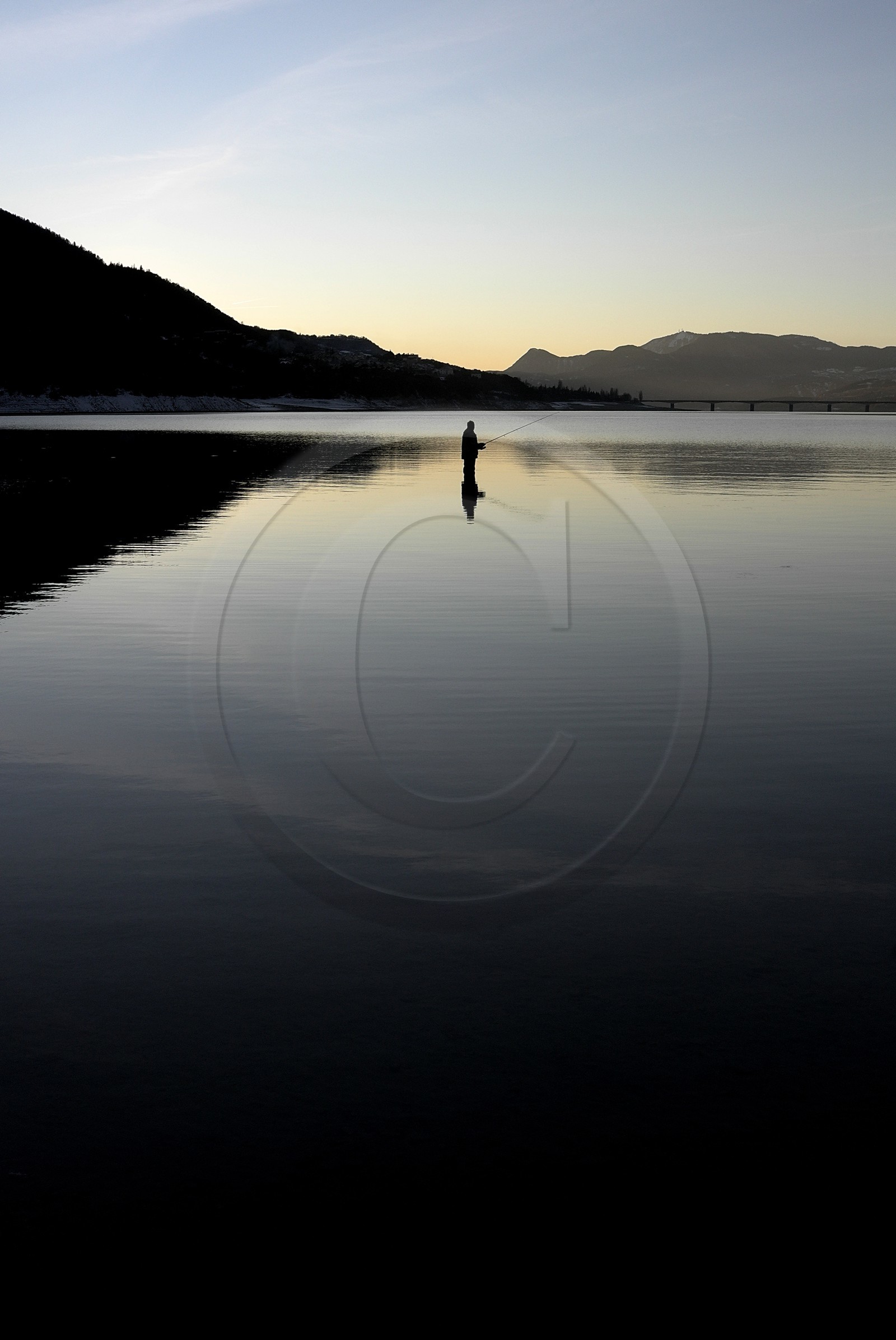 Pécheur au bord du lac de Serre-Ponçon (Hautes-Alpes   France)