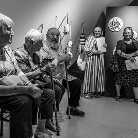 28 août 2024 : A la Maison de la Botanique du Noyer en Champsaur. Visite de l'exposition L comme laine, lien, lieu. Lectures par Les Colporteurs. Collages sur les photographies de Denis Lebioda