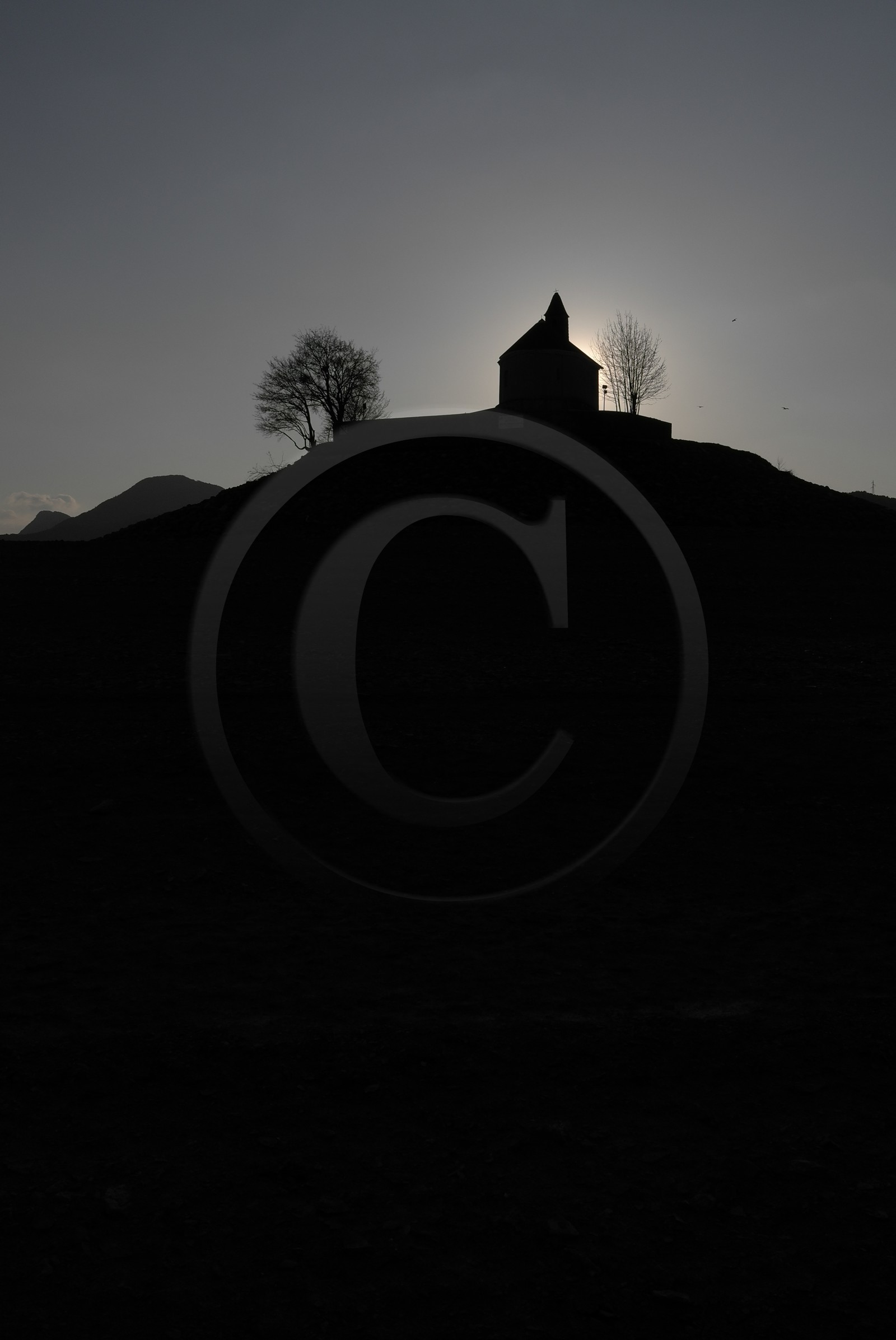 Coucher de soleil sur la chapelle Saint-Michel - Lac de Serre-Ponçon (Hautes-Alpes   France)