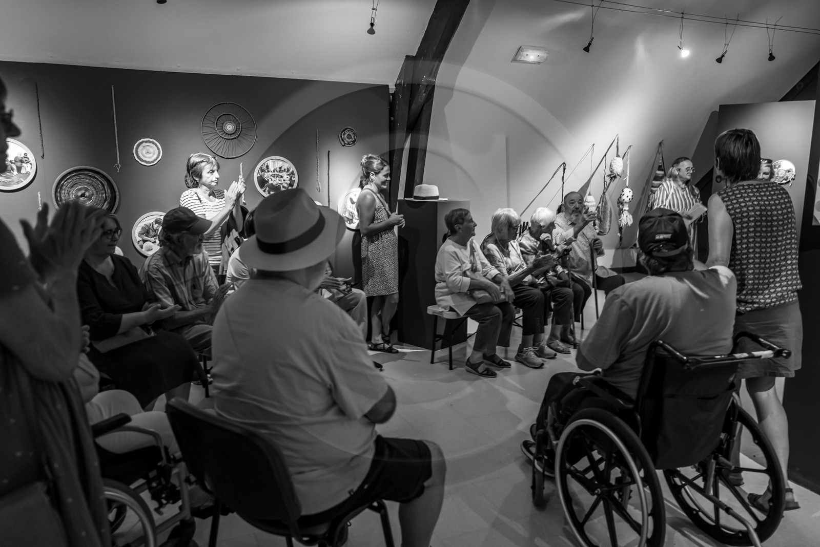 28 août 2024 : A la Maison de la Botanique du Noyer en Champsaur. Visite de l'exposition L comme laine, lien, lieu. Lectures par Les Colporteurs. Collages sur les photographies de Denis Lebioda