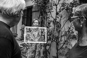 28 août 2024 : A la Maison de la Botanique du Noyer en Champsaur. Visite de l'exposition L comme laine, lien, lieu. Lectures par Les Colporteurs. Collages sur les photographies de Denis Lebioda