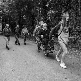 25 septembre 2024 : Promenade en joelette avec Bruno, accompagnateur en montagne et des élèves du lycée Sévigné de Gap