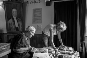 28 août 2024 : A la Maison de la Botanique du Noyer en Champsaur. Visite de l'exposition L comme laine, lien, lieu. Lectures par Les Colporteurs. Collages sur les photographies de Denis Lebioda