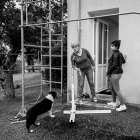 Avec des boites de conserves...