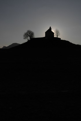 Coucher de soleil sur la chapelle Saint-Michel - Lac de Serre-Ponçon (Hautes-Alpes   France)