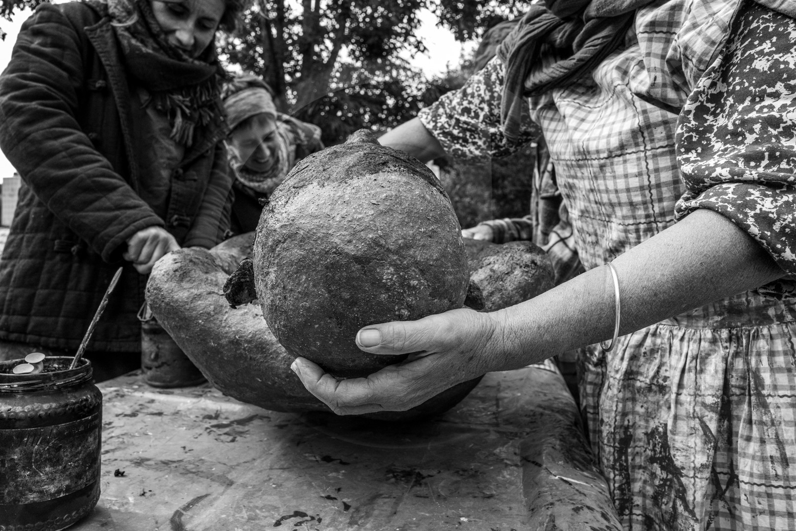 Création de l'homme de l'Ouort Marcel Joli Coeur : pose d'un enduit noir