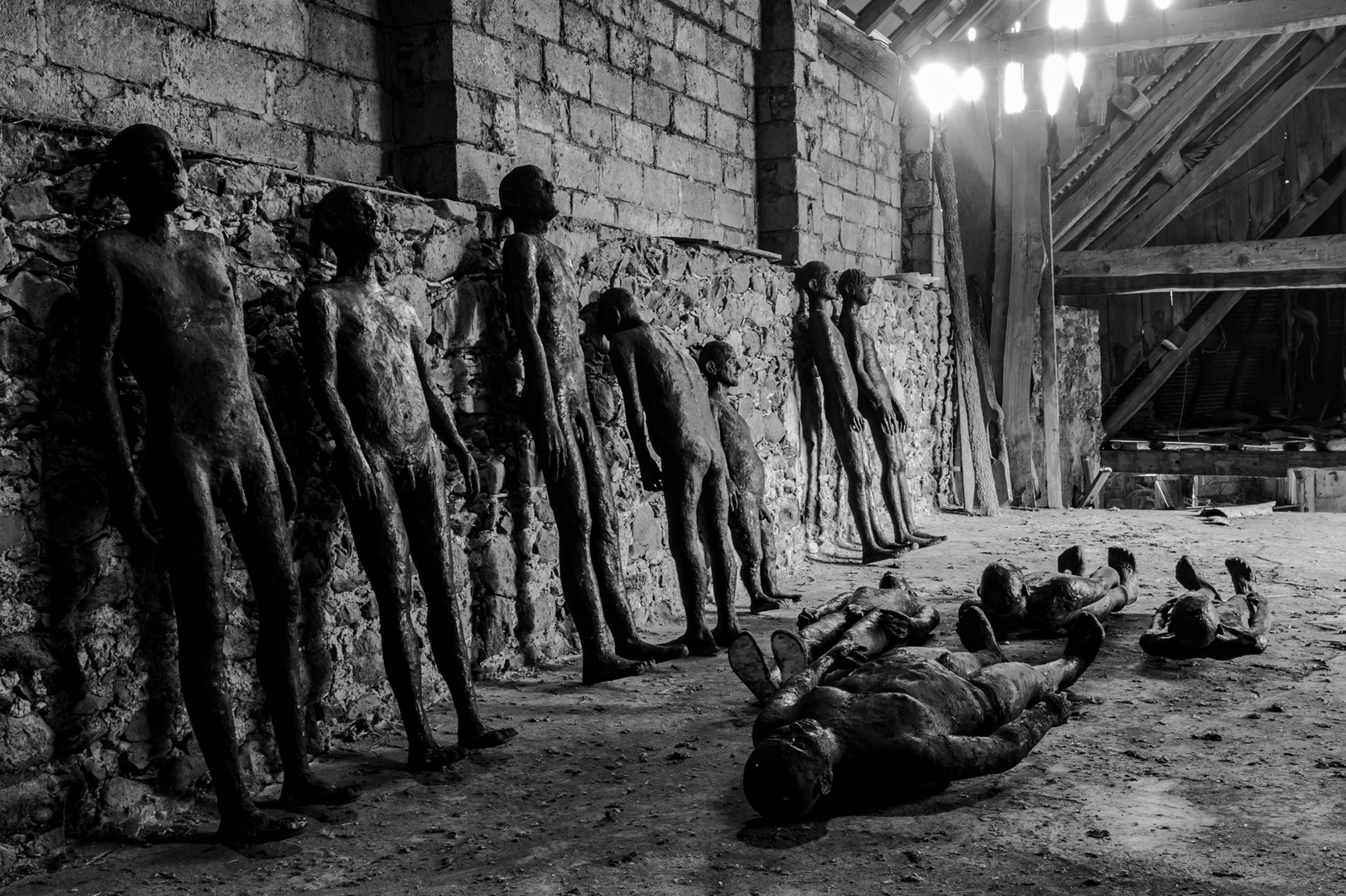 Les hommes exposés l'été 2024 à l'Ouort hibernent à l'abri des intempéries dans une grange champsaurine.