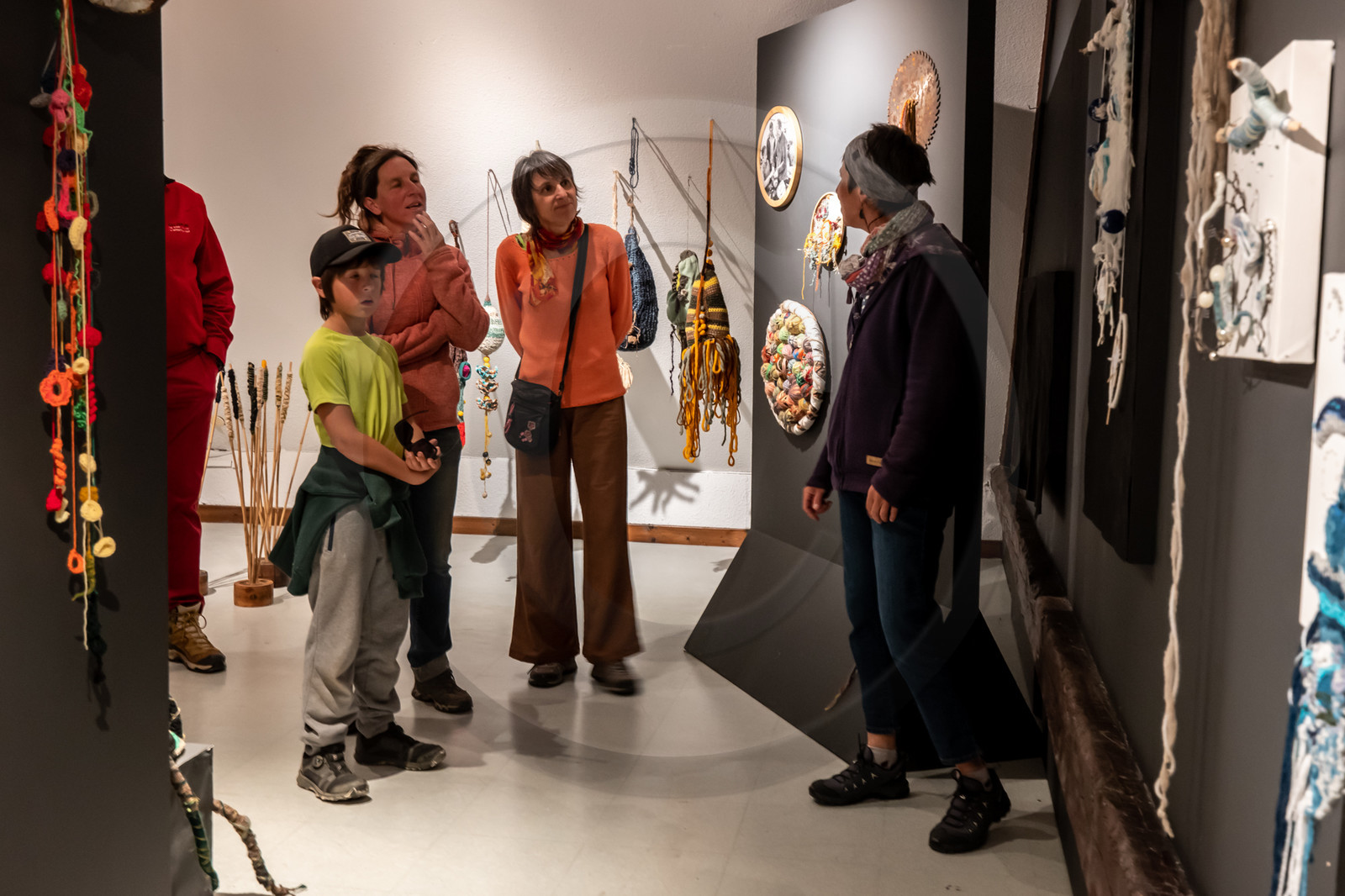 Exposition L comme laine, lien, lieu conçue par l'Ouort de Benevènt, sous la houlette de Claudine Meyer, artiste plasticienne, accompagnée de photographies de Denis Lebioda. Une proposition de la Communauté de Communes du Champsaur - Valgaudemar et de son service culturel.
