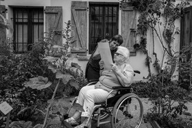 28 août 2024 : A la Maison de la Botanique du Noyer en Champsaur. Visite de l'exposition L comme laine, lien, lieu. Lectures par Les Colporteurs. Collages sur les photographies de Denis Lebioda